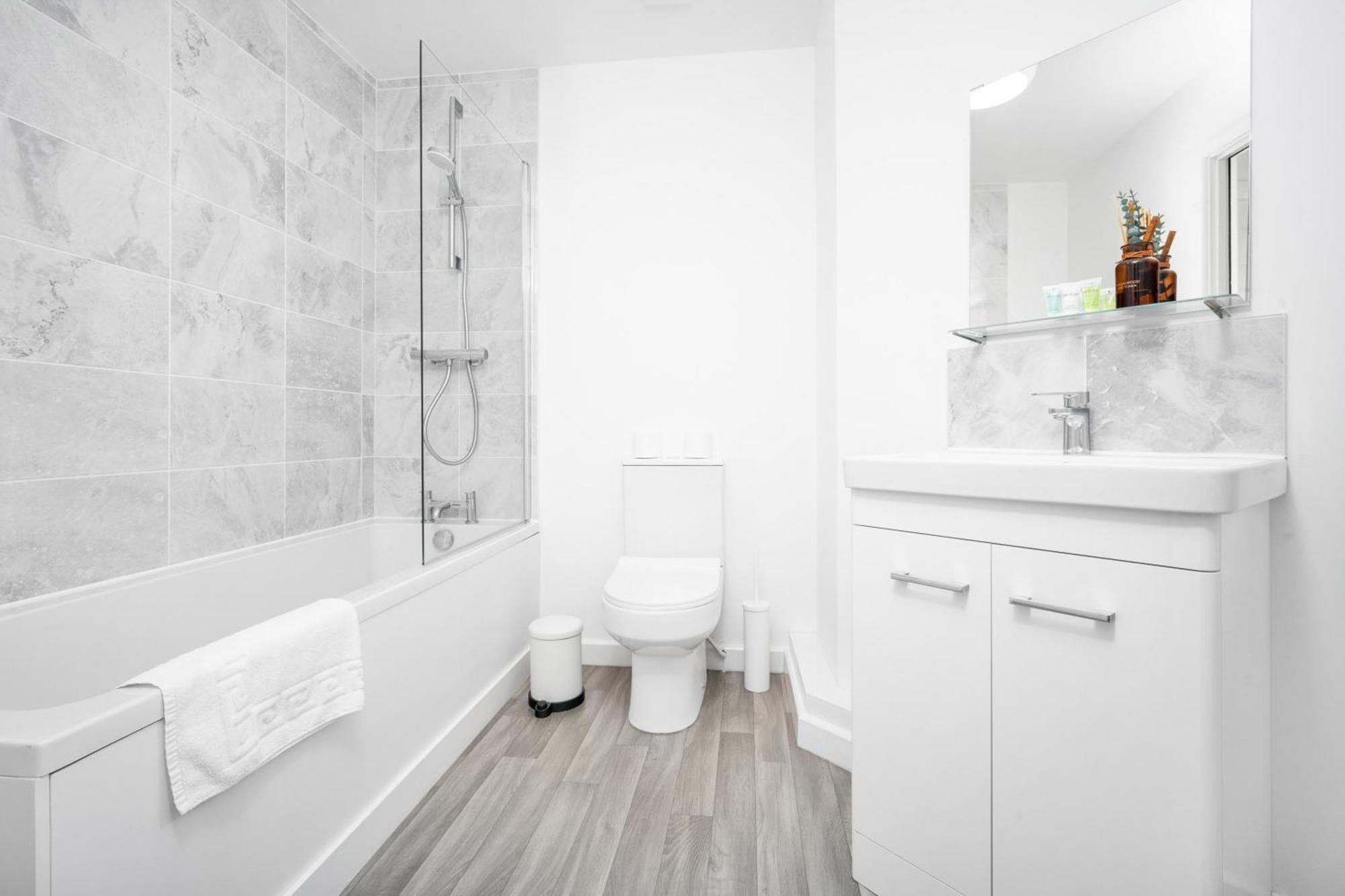 New 2 Bedroom Deluxe Apartment - Parking - Wifi & Netflix - Top Rated - 50C Cradley Heath المظهر الخارجي الصورة