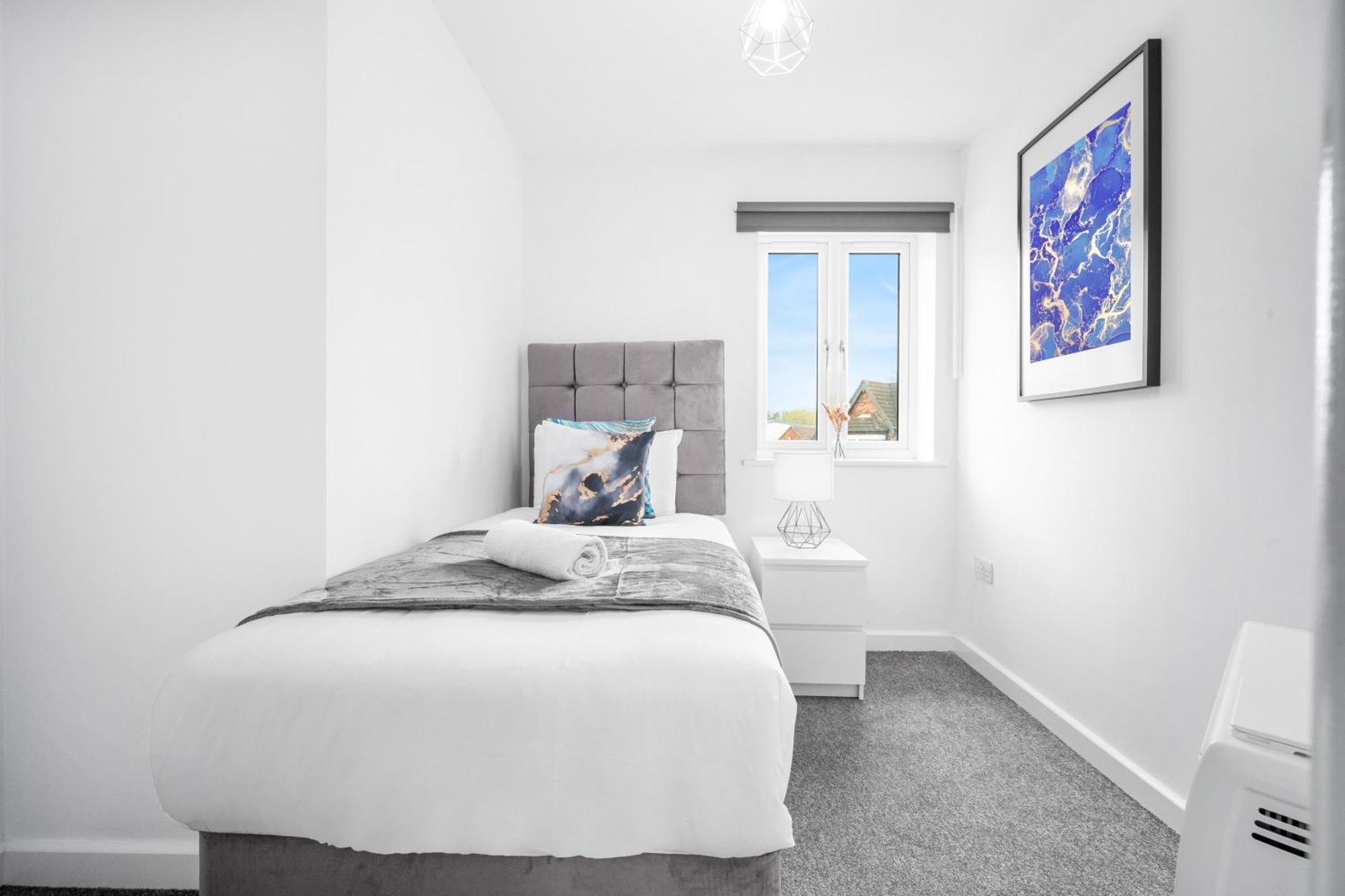 New 2 Bedroom Deluxe Apartment - Parking - Wifi & Netflix - Top Rated - 50C Cradley Heath المظهر الخارجي الصورة