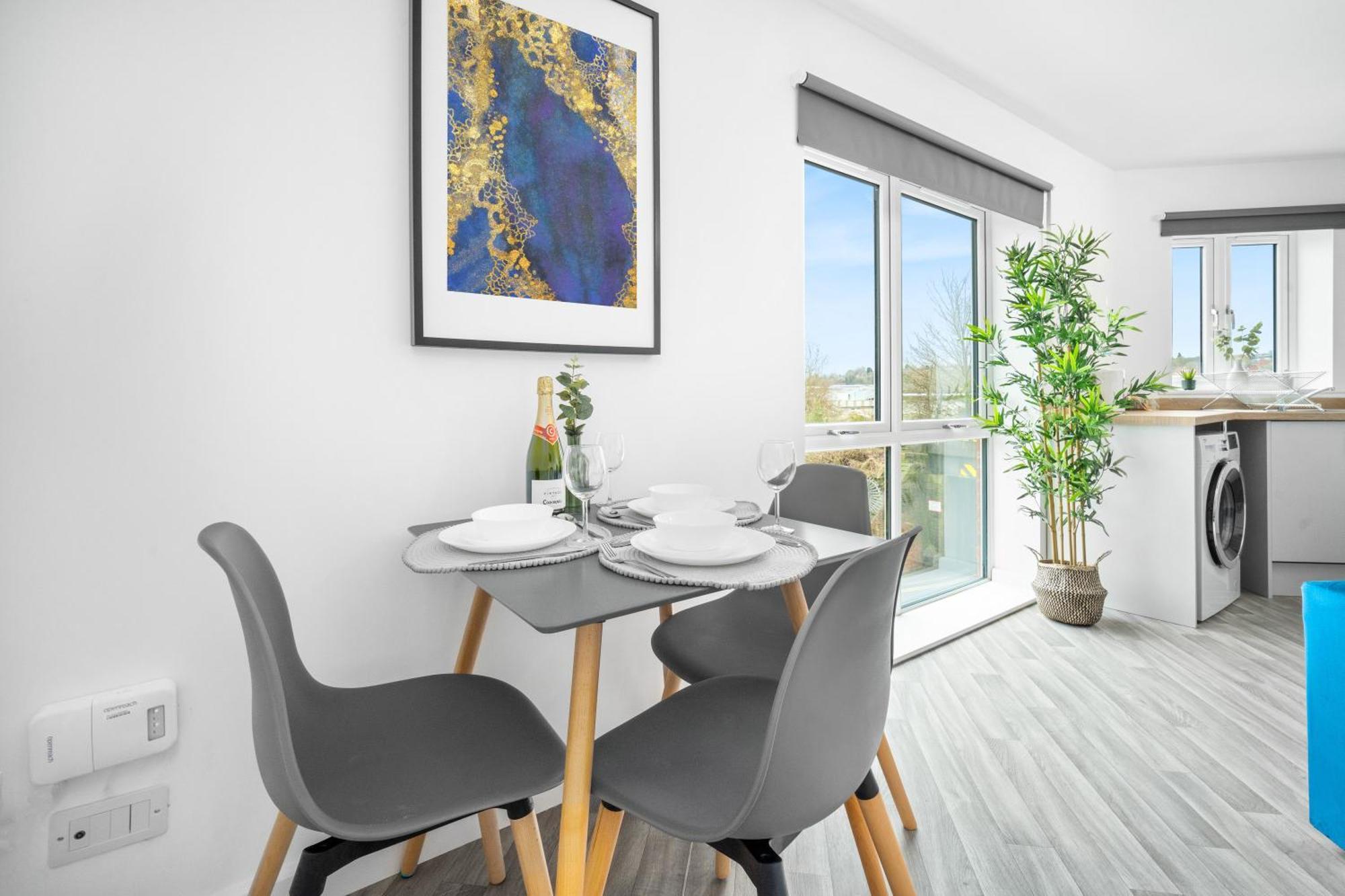 New 2 Bedroom Deluxe Apartment - Parking - Wifi & Netflix - Top Rated - 50C Cradley Heath المظهر الخارجي الصورة